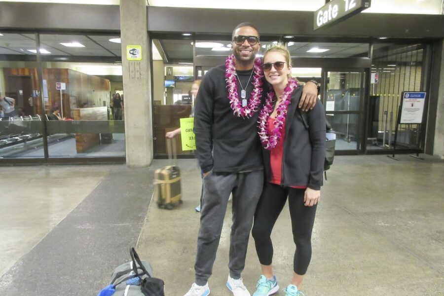 Kona Honeymoon Airport Lei Greeting - Choosing the lei set for a honeymoon