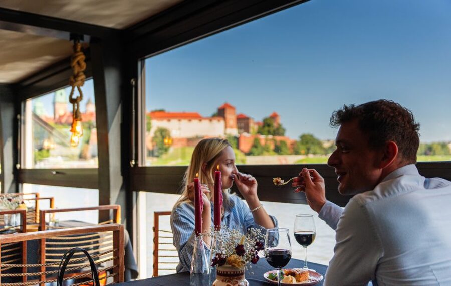 Krakow: Romantic Dinner with a Cruise on the Vistula River - What the commentary and safety arrangements are like