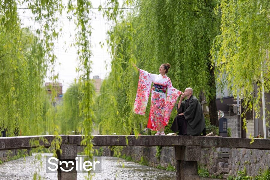 Kyoto: Private romantic photoshoot for couples - Meeting at Yasaka’s KéFU Stand