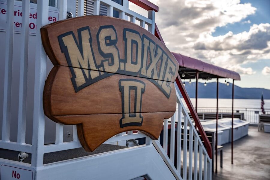 Lake Tahoe: Sunset Dinner Cruise - Live music turns dinner into an evening out