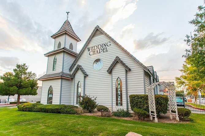 Las Vegas Wedding at A Special Memory Wedding Chapel - From hotel lobby to chapel by limousine