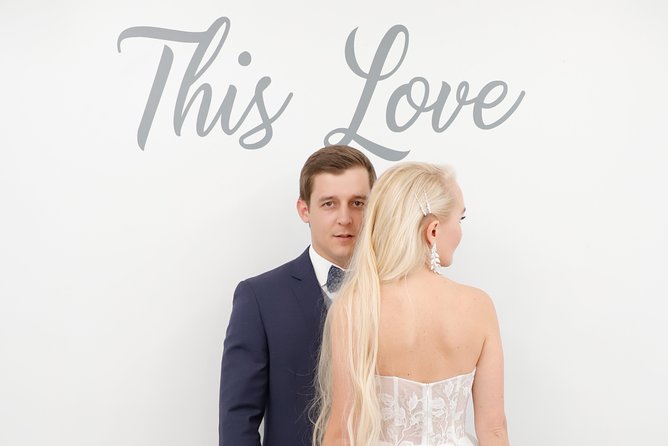 Las Vegas: Wedding at Paradise Wedding Chapel - Starting in the Living Room by the fireplace