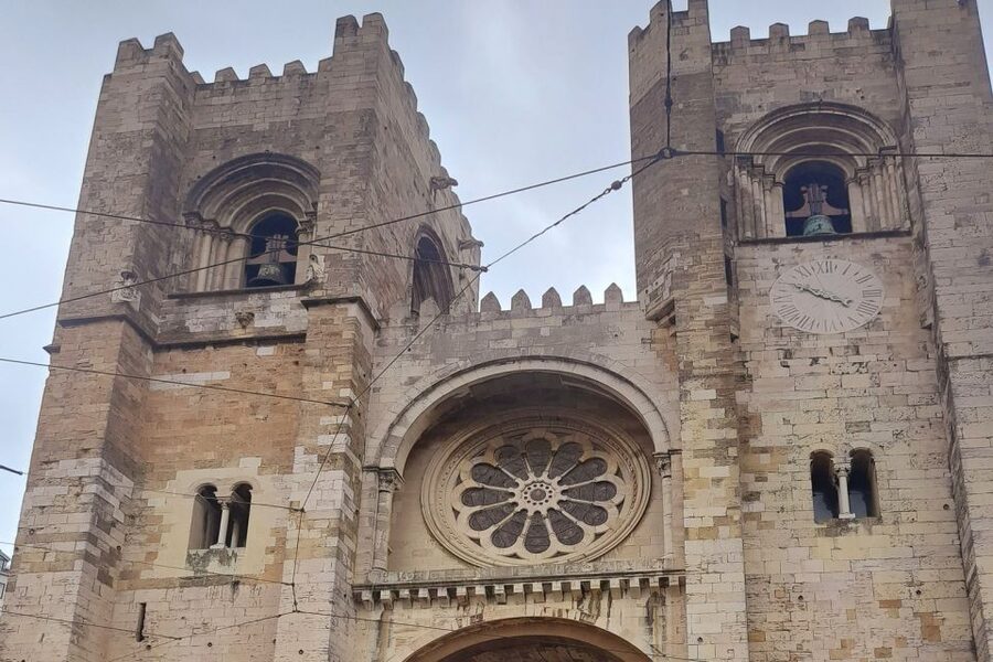 Lisbon: 1,5 Hours Historical Tuk Tour for Two Persons. - Key details at a glance