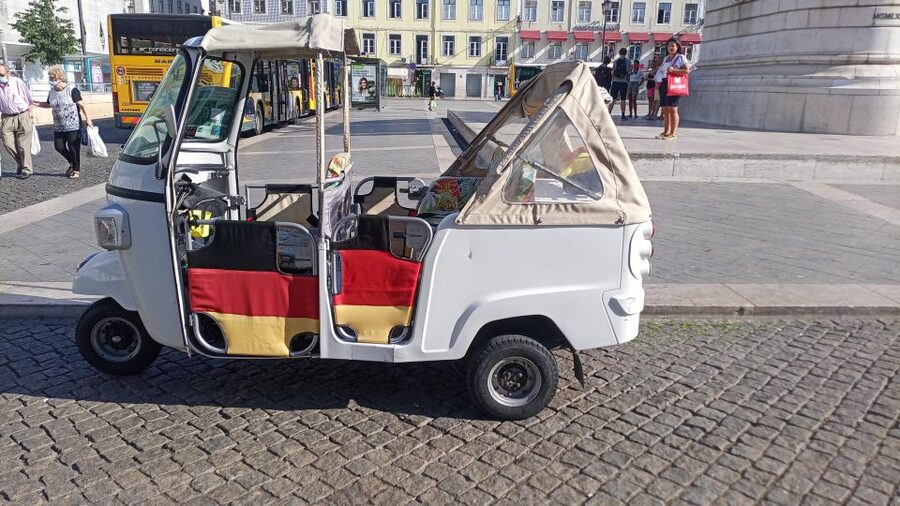 Lisbon: 1,5 Hours Historical Tuk Tour for Two Persons. - Viewpoints over rooftops and the Tejo