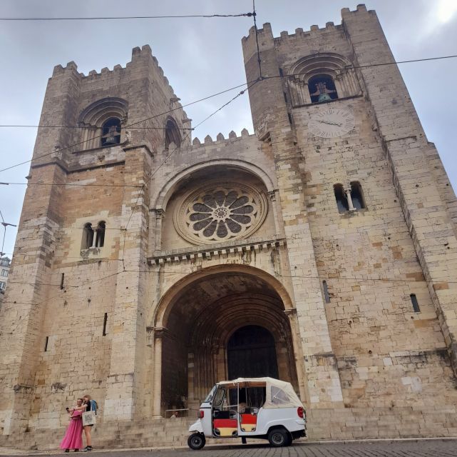 Lisbon: 2 hours Private City Highlights Tuk-Tuk Tour for two - Alfama is best seen from the lanes