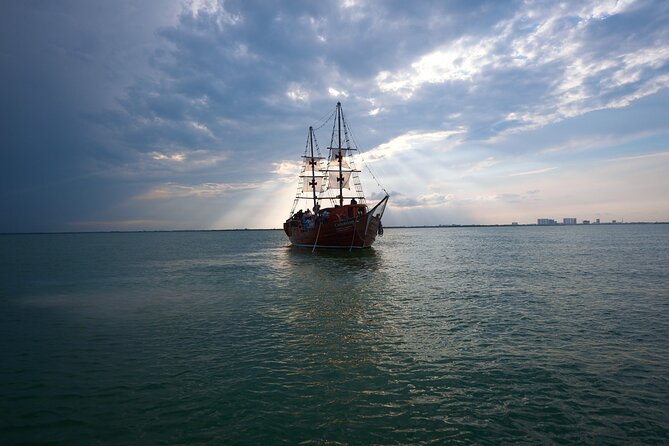 Live a Romantic Night Cruise Dinner at COLUMBUS (open bar included) - What the evening feels like from start to finish
