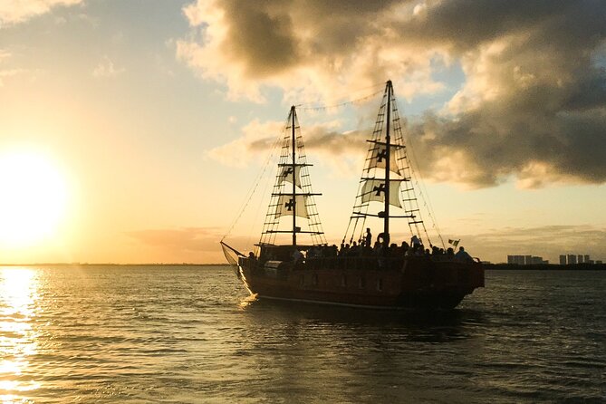 Live a Romantic Night Cruise Dinner at COLUMBUS (open bar included) - The boat, service, and atmosphere