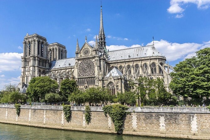 Live, Laugh, Love Along the Seine: Self-Guided Romantic Tour - A low-cost Paris walk with a game attached