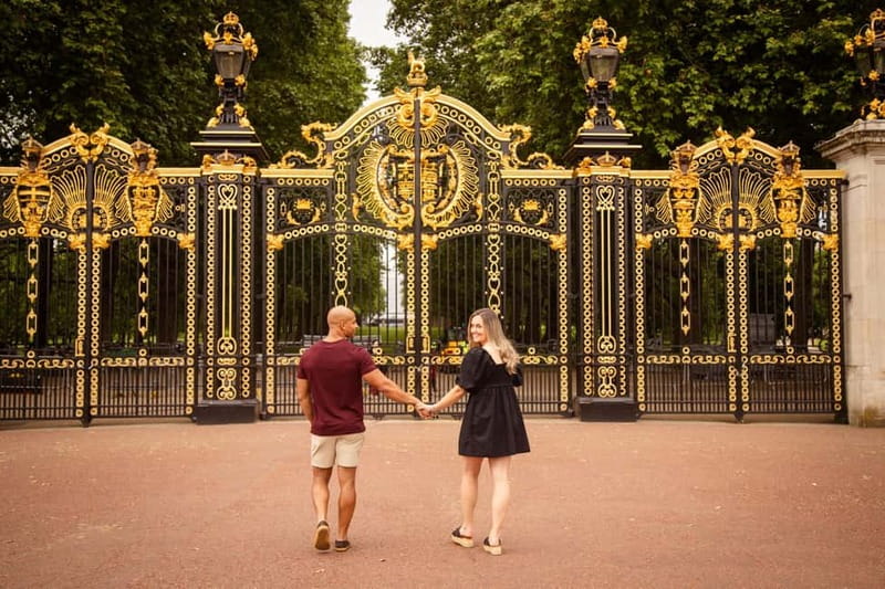 London: Private Couples Photography Session with Landmarks - Who will enjoy this most