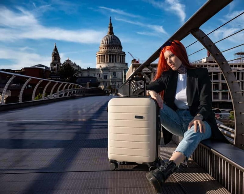 London: Private travel vacation photoshoot -Romantic Special - Booking details that can affect your decision