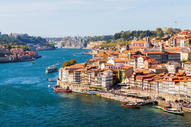Love in Porto: Self-Guided Romantic Puzzle Walk - Fonte dos Leões and the first clue
