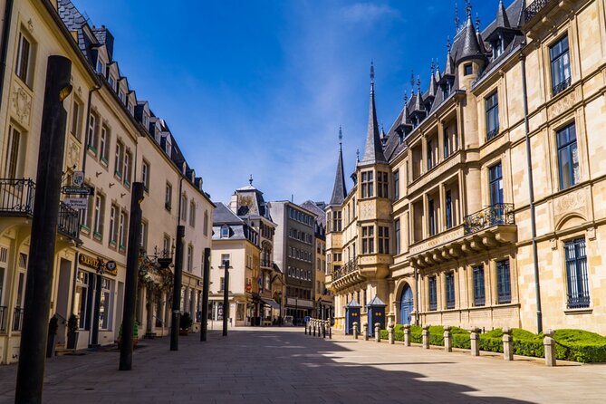Luxembourg City Romantic Game: Walking Tour & Scavenger Hunt - Royal places and a curious statue
