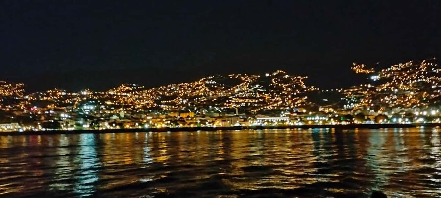 Madeira: Sunset Dinner Cruise - Dinner with a family-table feel