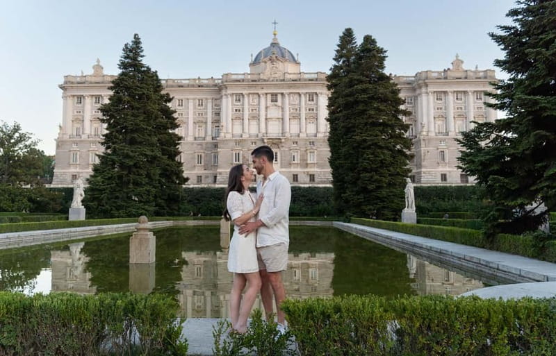 Madrid: Photoshoot for couples - Sabatini Gardens as the closing scene
