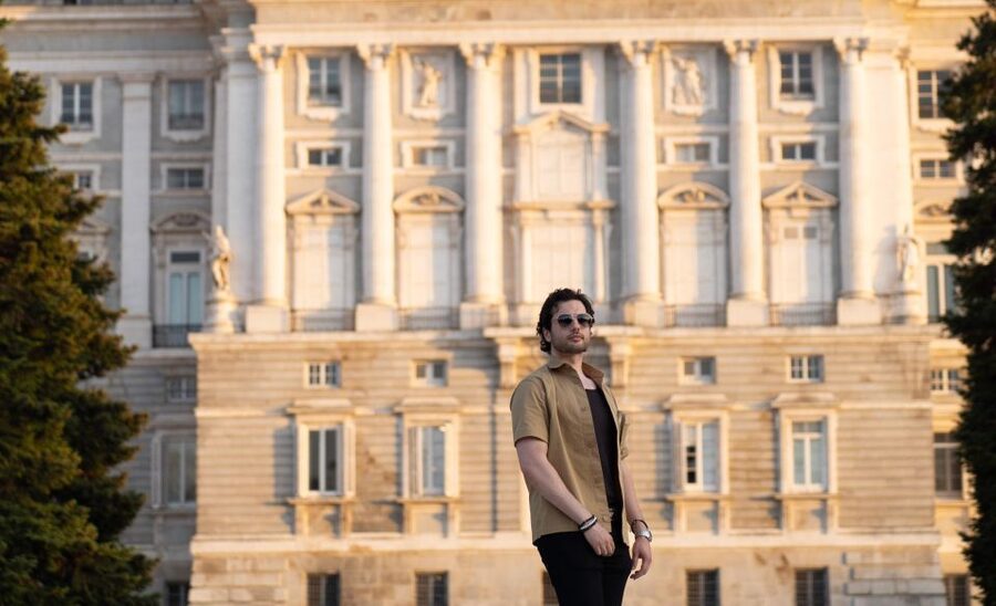 Madrid: Photoshoot for couples - Timing, pace, and practical comfort