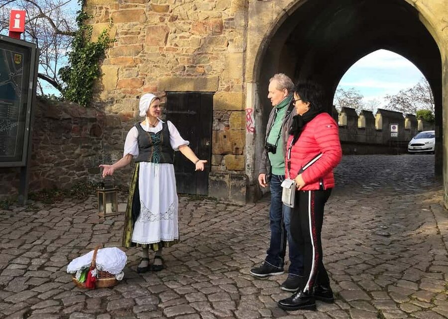 Meißen: Guided Walking Tour 'Romantic Evening Stroll' - Reaching Domplatz on the castle hill
