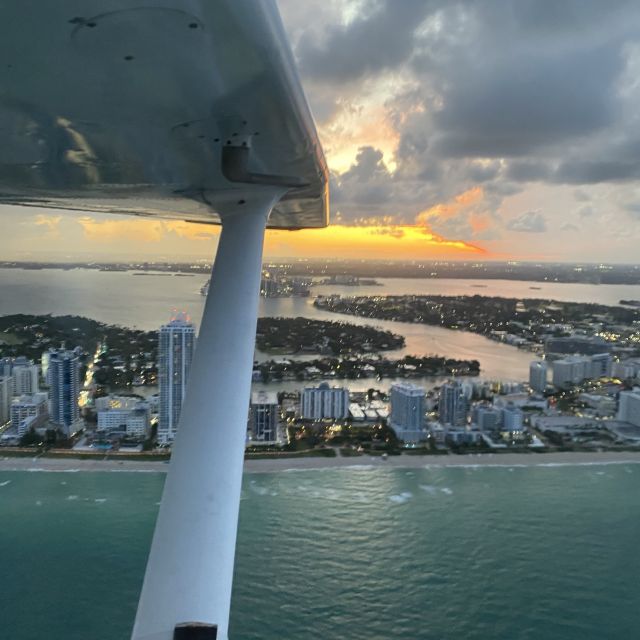 Miami: Romantic 1-Hour Private Flight Tour with Champagne - Biscayne Bay, Downtown, and the Venetian Causeway