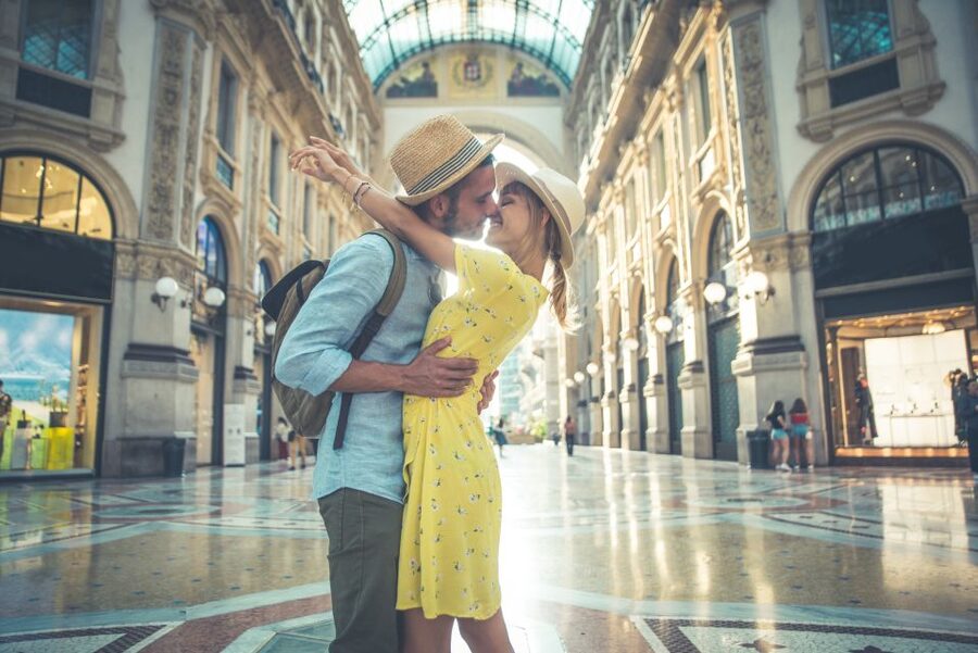 Milan: Romantic photoshoot for Couples - Meeting near McDonald’s Milano Duomo