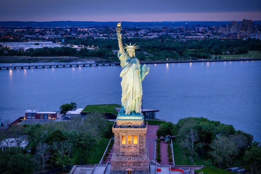 New York City: Romantic Helicopter Proposal - From a Manhattan hotel to Westchester County Airport