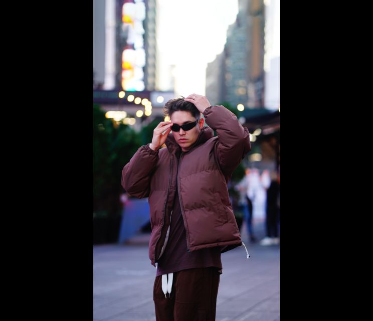 New York City: Solo or Couples Photoshoot in Times Square! - Who should book this experience?