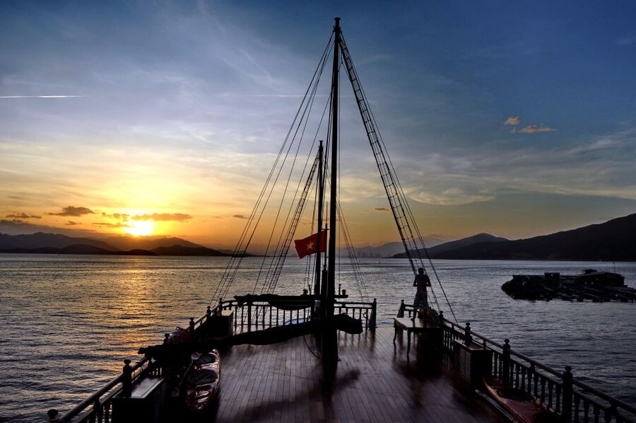 Nha Trang: Romantic Sunset Cocktails and Dinner Cruise - Cocktails, Canapés, and a Five-Course Seafood Dinner