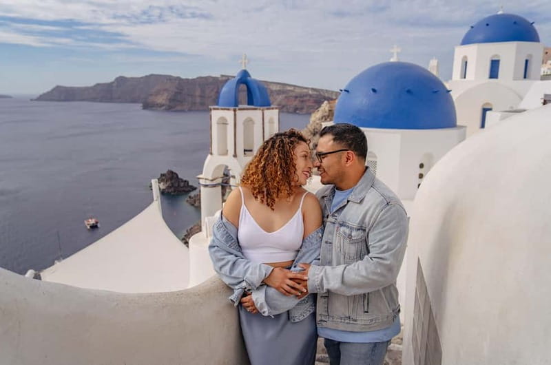 Oia: Couple Photoshoot Seprate Entrance to Blue Dome - Why a private shoot can make sense in Oia