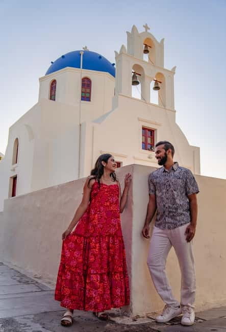 Oia: Couple Photoshoot Seprate Entrance to Blue Dome - How the photographer shapes the session