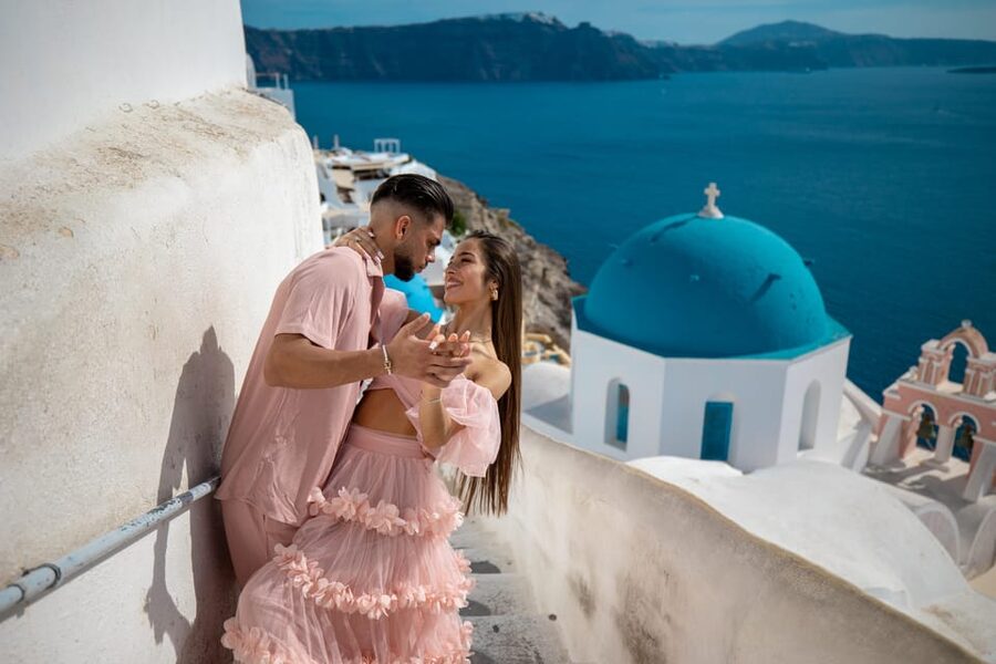 Oia: Couple photoshoot with 30 edited Photos - Meeting your photographer in Oia