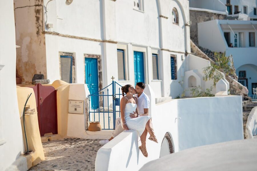 Oia: Couple photoshoot with 30 edited Photos - Pose help for people who dislike having their picture taken