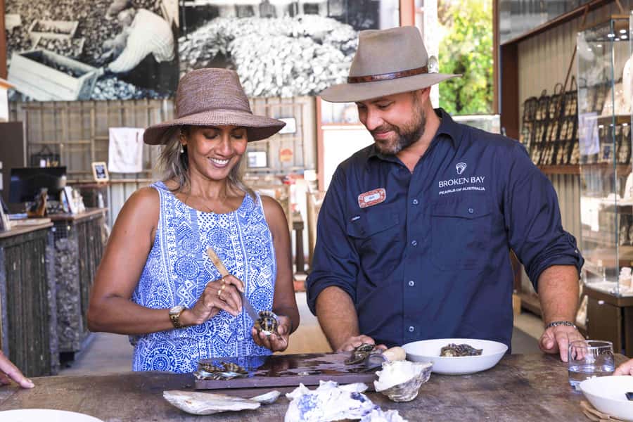 Oyster & Pearl Lovers Tour - Seeing how pearl farmers judge an Australian Akoya pearl