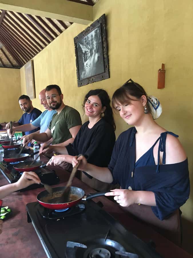 packages cooking class and romantic dinner in a local home - Practical details that shape the night