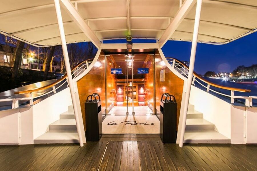 Paris: Bastille Day Dinner Cruise on the Seine River - The meeting point is the main risk