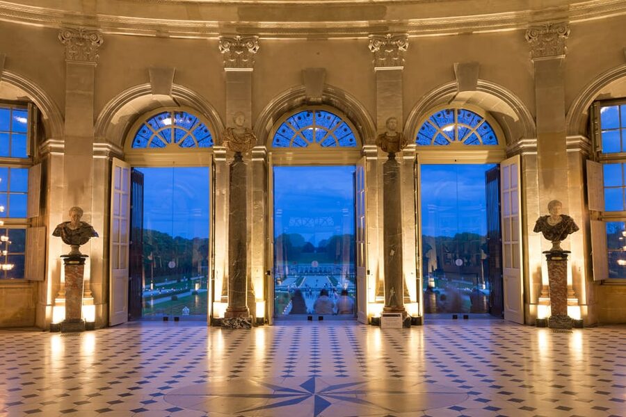 Paris: Candlelit Dinner at Vaux-le-Vicomte by Limousine - Driving through Le Nôtre’s formal gardens