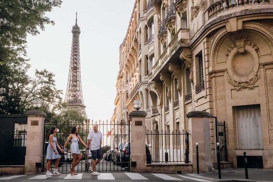 Paris: Private Eiffel Tower Photoshoot for Couples & Family - Place du Trocadéro: the classic Eiffel Tower frame