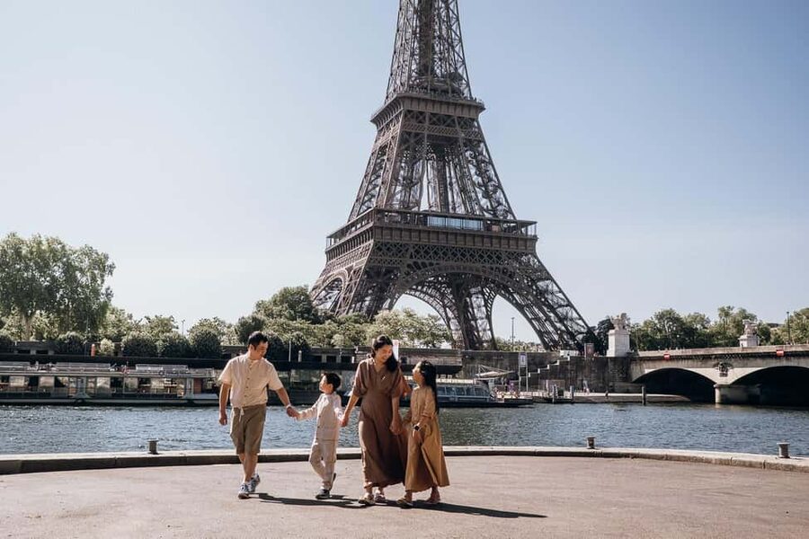 Paris: Private Eiffel Tower Photoshoot for Couples & Family - Avenue de Camoens: a quieter Parisian setting