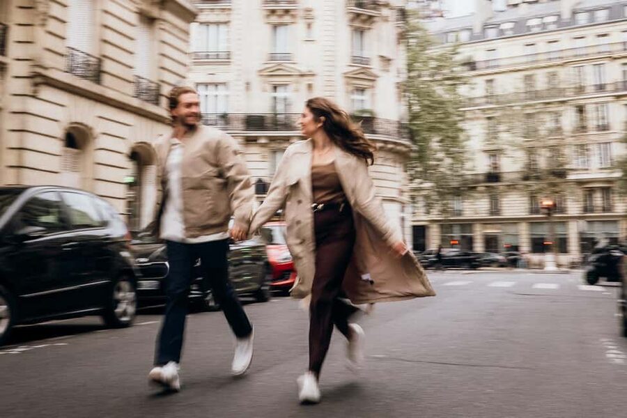Paris: Private Eiffel Tower Photoshoot for Couples & Family - Picking the right time and preparing for the hour