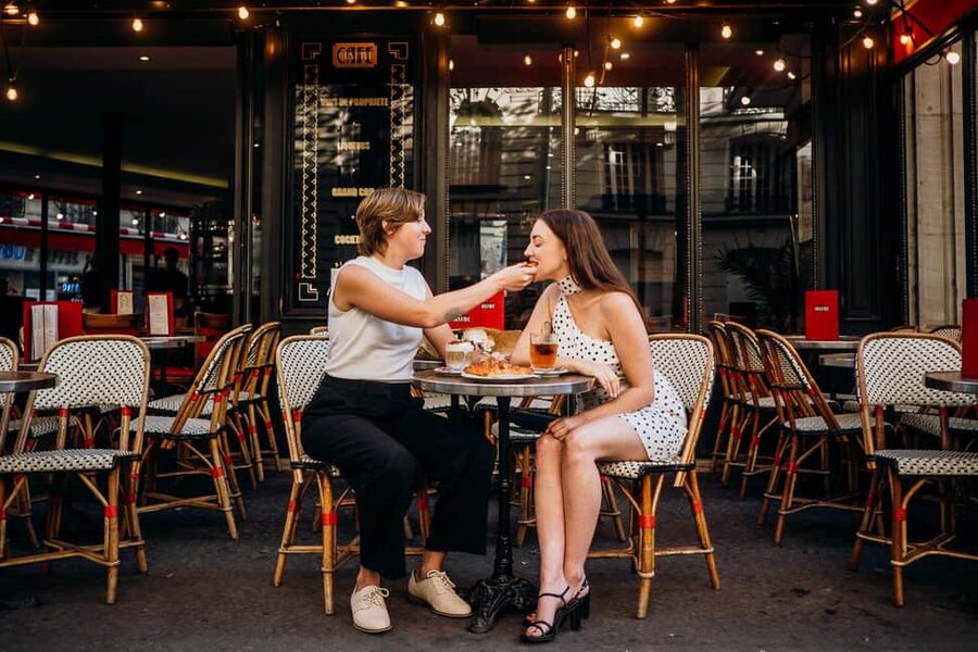 Paris: Private Eiffel Tower Photoshoot for Couples & Family - Meeting at Trocadéro and finding your photographer