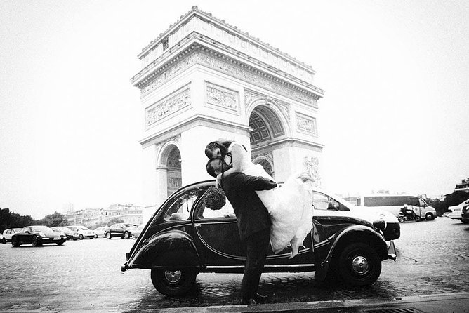 Paris Private Tour: Romantic Tour in a 2CV - Famous Paris sights without a coach window