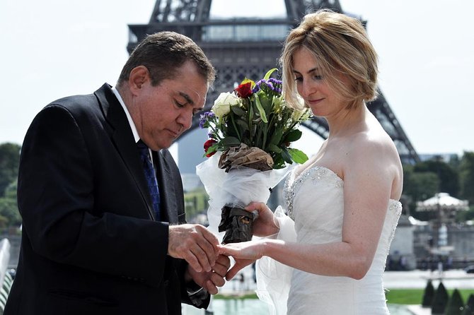 Paris Renew Your Wedding Vows Experience with Professional Photographer - Key points to know before booking