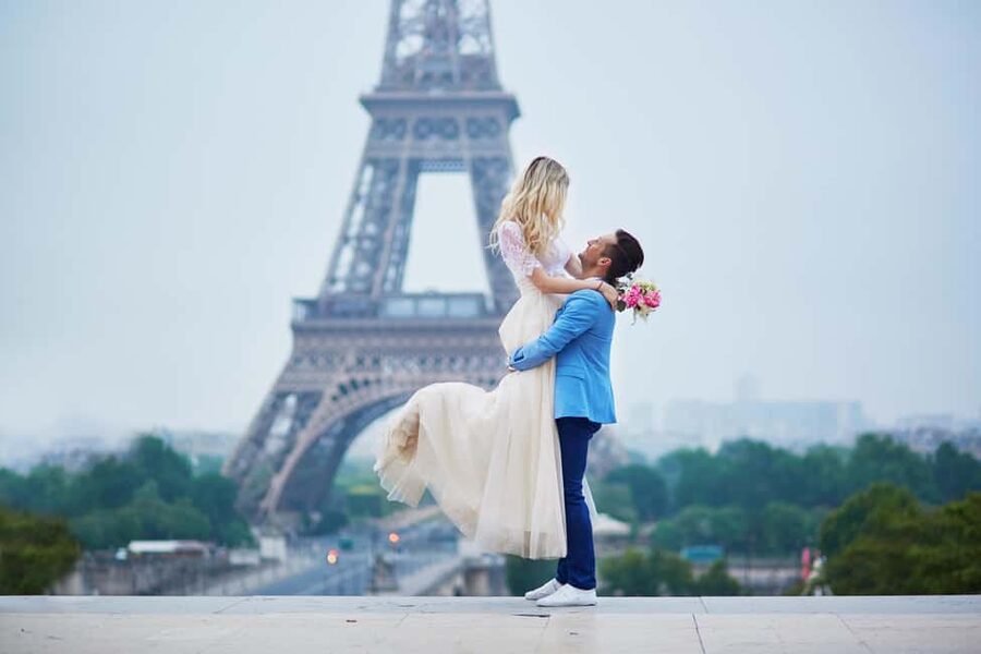 Paris: Romantic Couple Photoshoot (with flower bouquet!) - Meeting at the City of Architecture and Heritage
