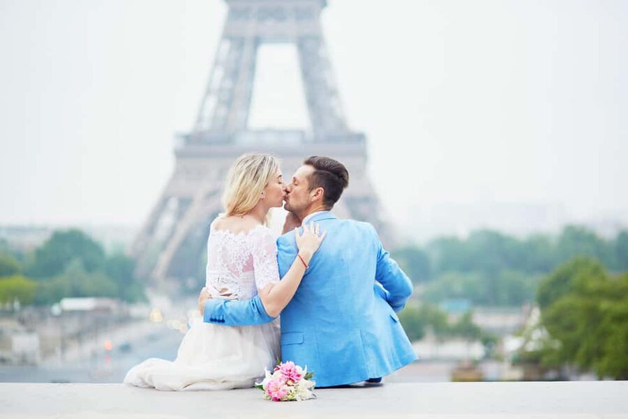 Paris: Romantic Couple Photoshoot (with flower bouquet!) - Posing with the included flower bouquet