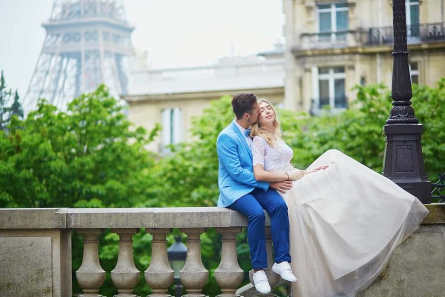 Paris: Romantic Couple Photoshoot (with flower bouquet!) - What the one-hour session can realistically deliver