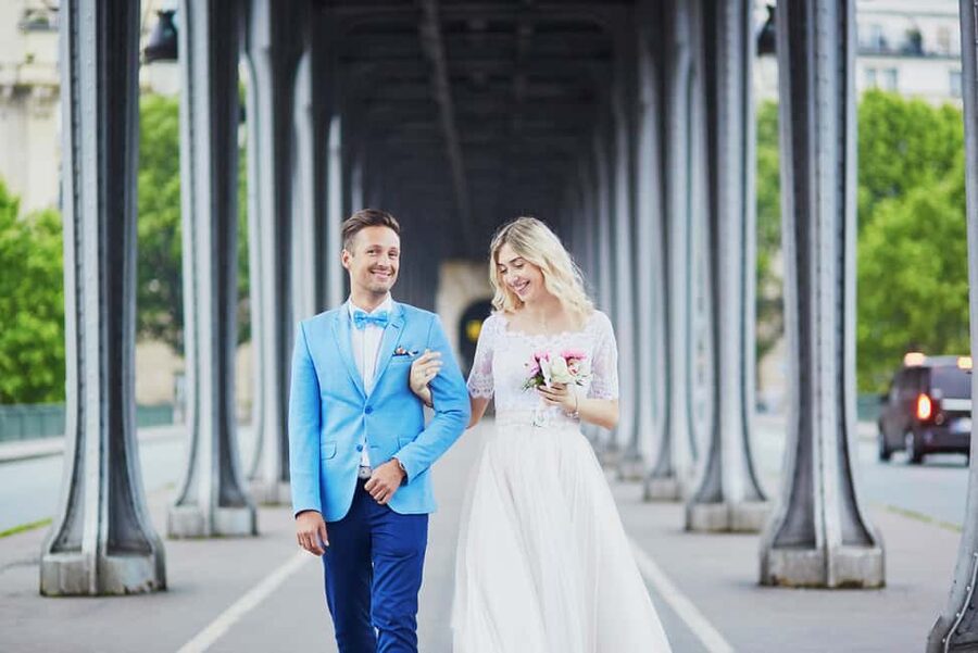 Paris: Romantic Couple Photoshoot (with flower bouquet!) - The 50-photo package and digital gallery