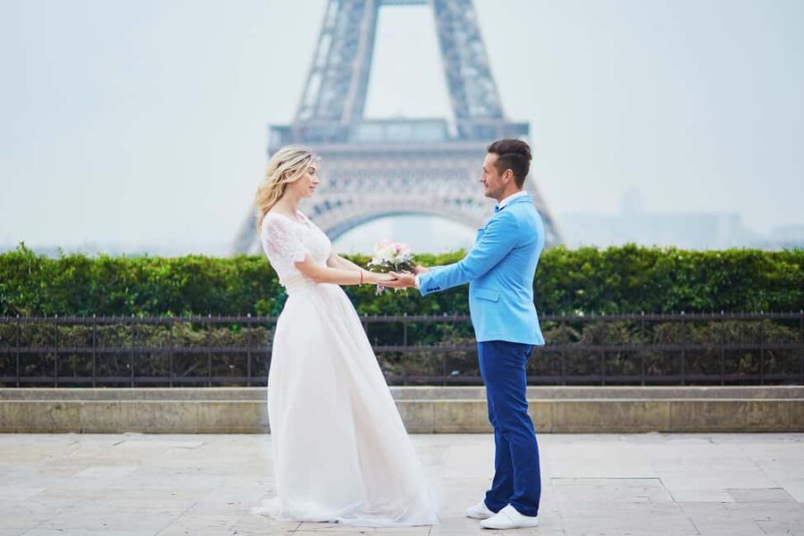 Paris: Romantic Couple Photoshoot (with flower bouquet!) - How the language options affect the experience