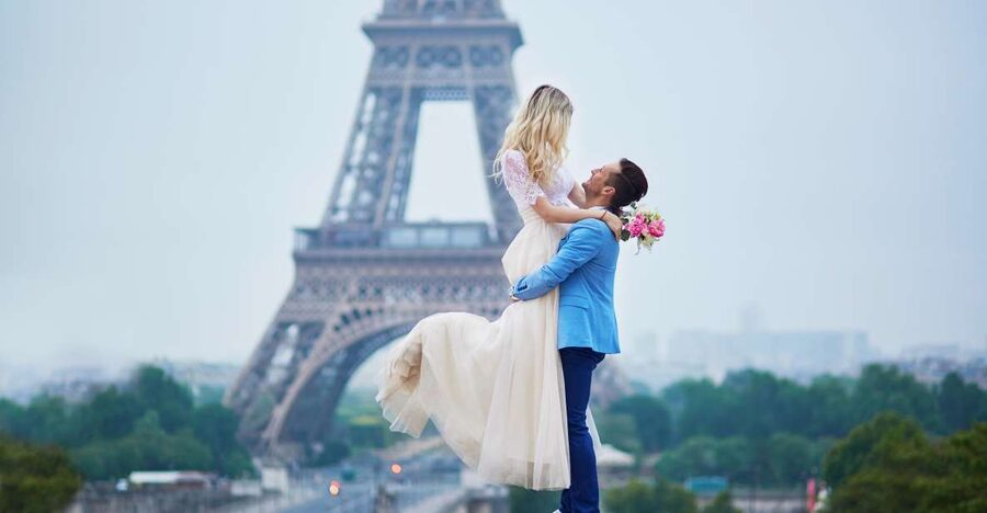 Paris: Romantic Couple Photoshoot (with flower bouquet!) - Who should book this Paris photoshoot?