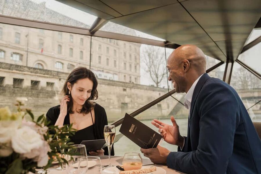 Paris : Valentine's Day Diner Cruise on the Seine river - Aperitif, dinner, and music on the Seine