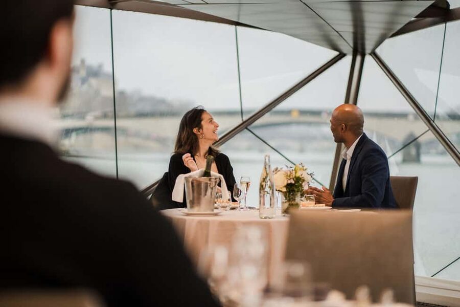 Paris : Valentine's Day Diner Cruise on the Seine river - Returning with dessert and coffee