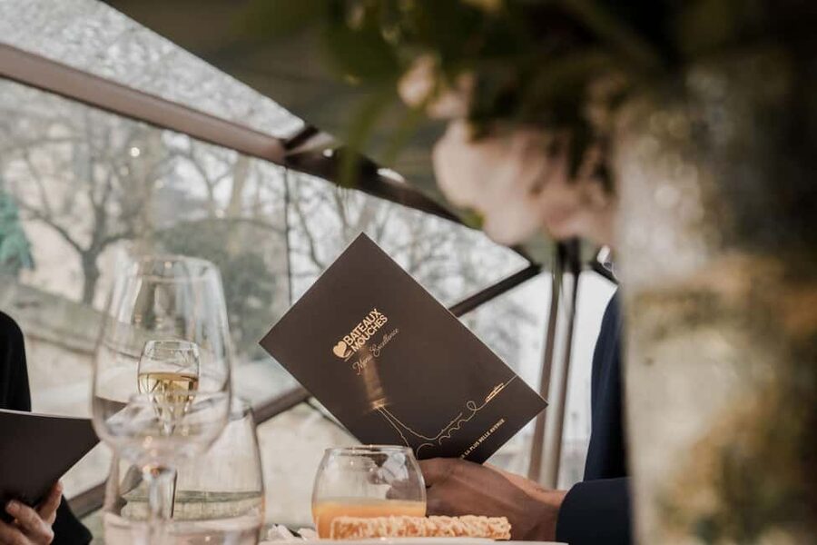 Paris : Valentine's Day Diner Cruise on the Seine river - Is $271 per person a fair price?