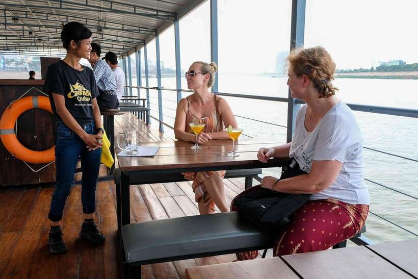 Phnom Penh: Mekong Sunset Dinner Cruise with Live Music - Choosing Between the 5pm Sunset Cruise and 7pm City Lights Cruise