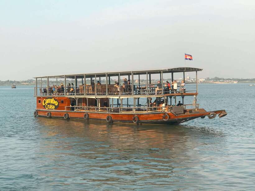 Phnom Penh: Mekong Sunset Dinner Cruise with Live Music - Boarding Near Kroeung Garden Restaurant